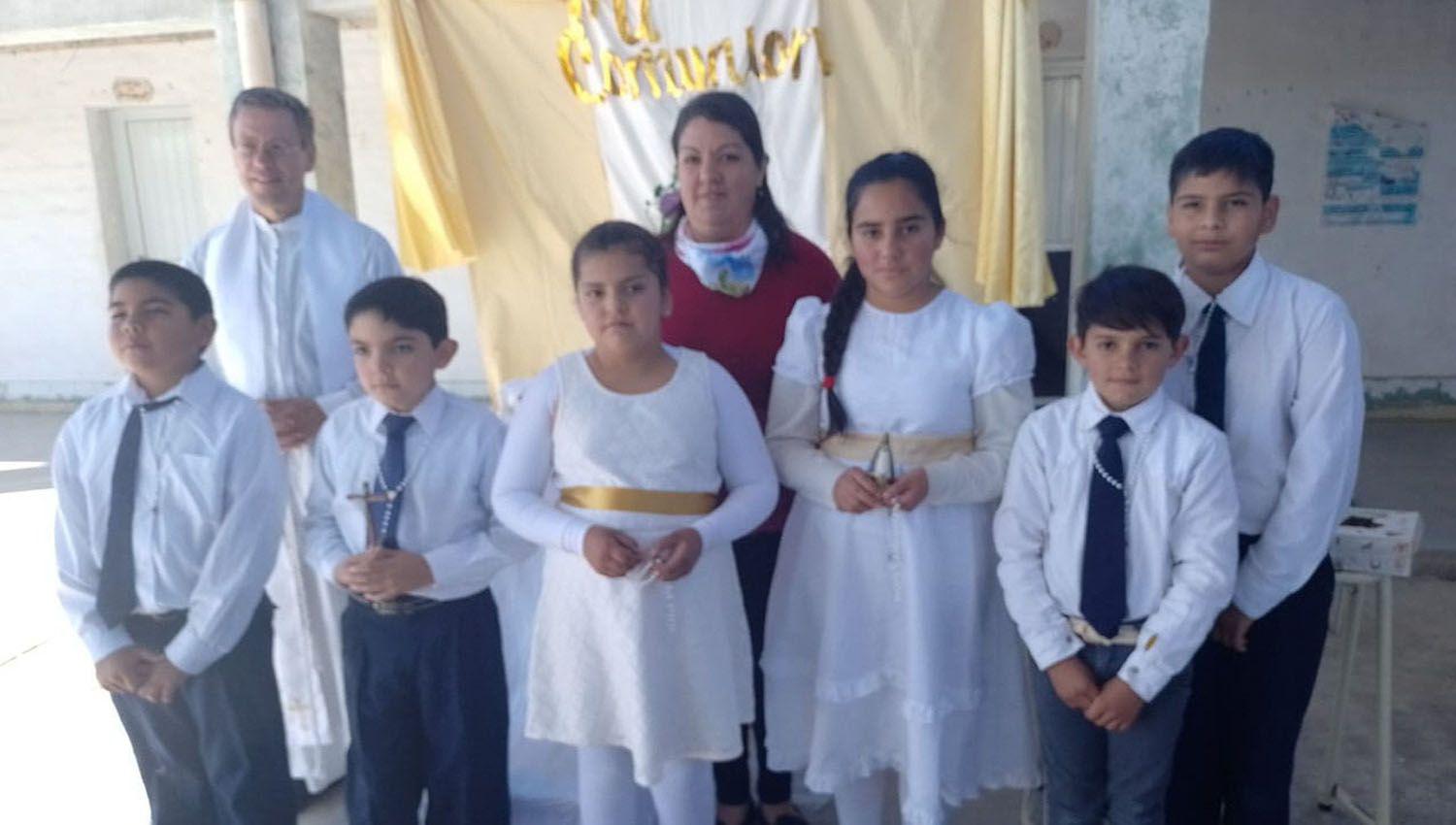 Un grupo de nintildeos de Puerta Grande recibioacute el sacramento de la Comunioacuten