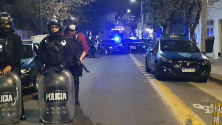 Un policiacutea matoacute a un delincuente e hirioacute a otro que quisieron asaltarlo- estaacute con custodia por temor a represalias