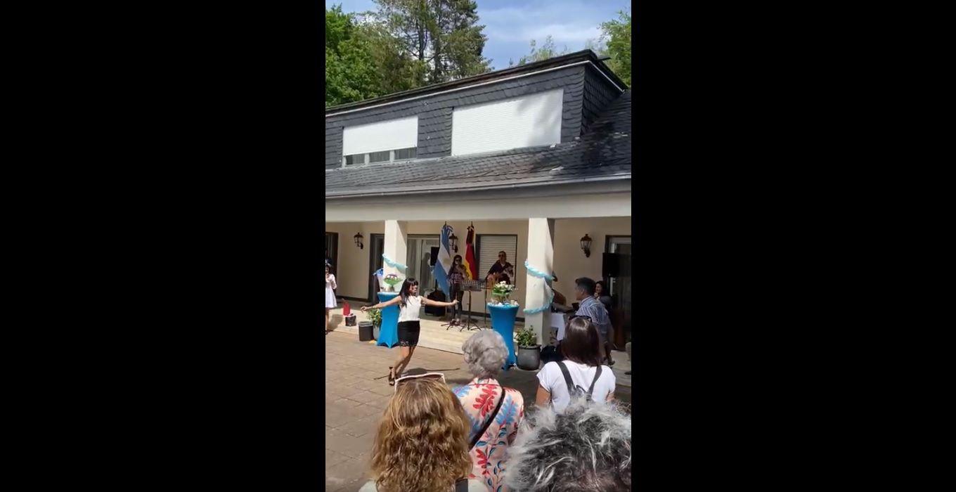VIDEO  De manera anticipada en Alemania festejaron el 25 de Mayo con una chacarera bien santiaguentildea