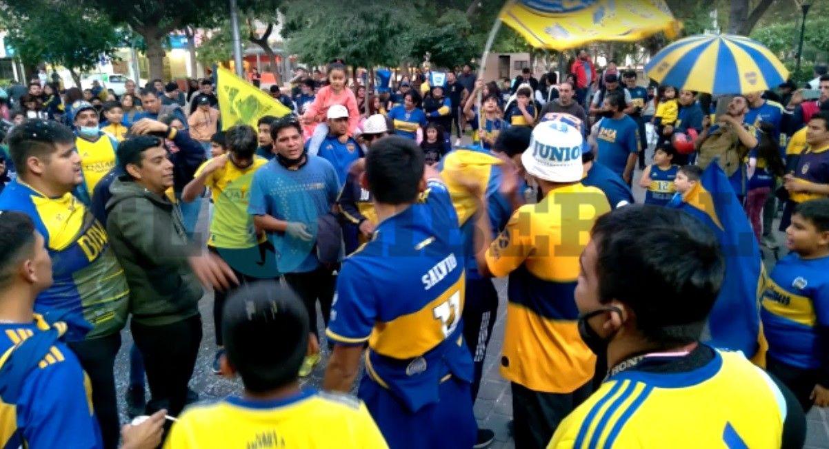 FOTOS Y VIDEO  Los hinchas de Boca festejaron en la Plaza Libertad