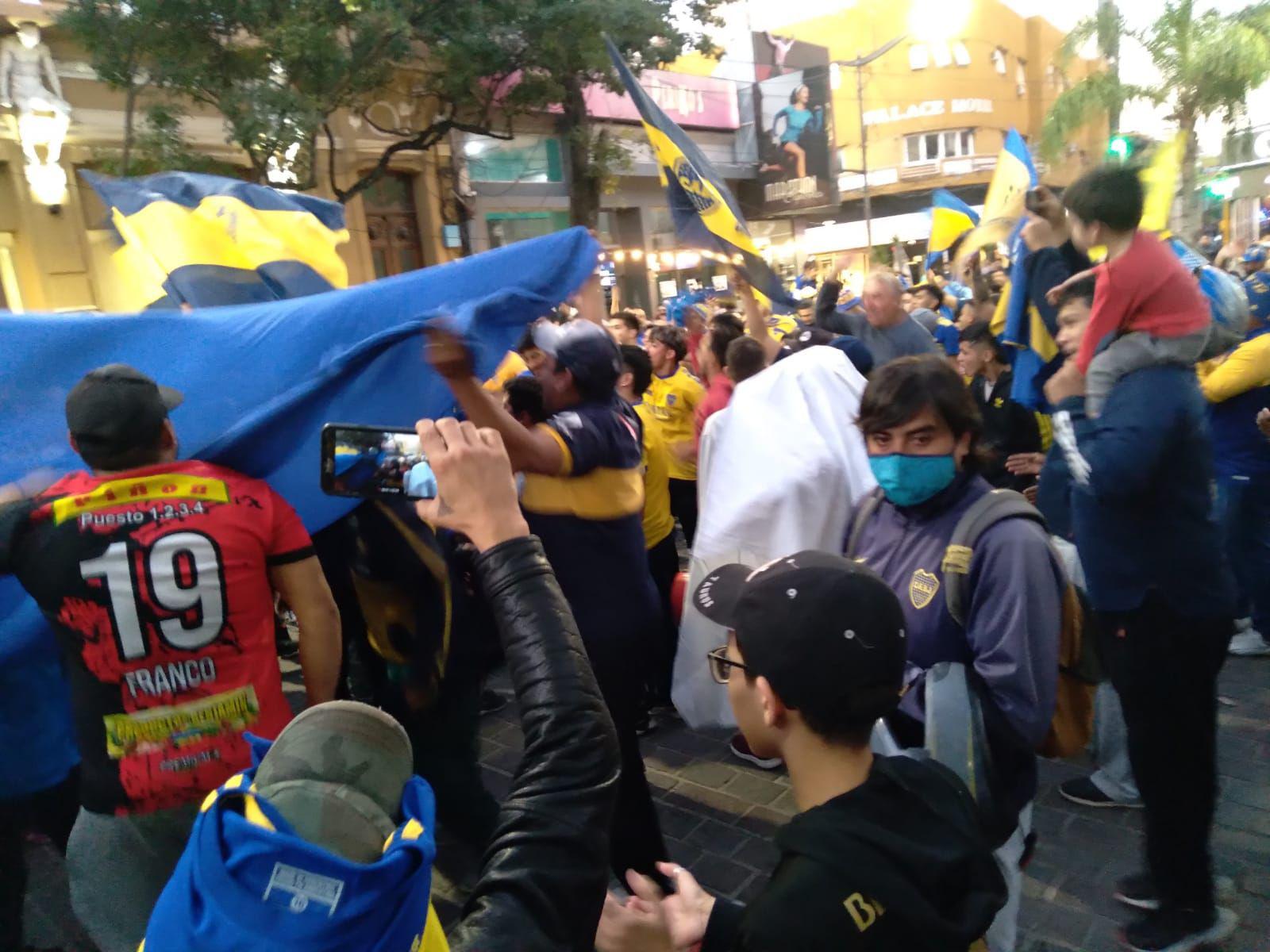 FOTOS Y VIDEO  Los hinchas de Boca festejaron en la Plaza Libertad