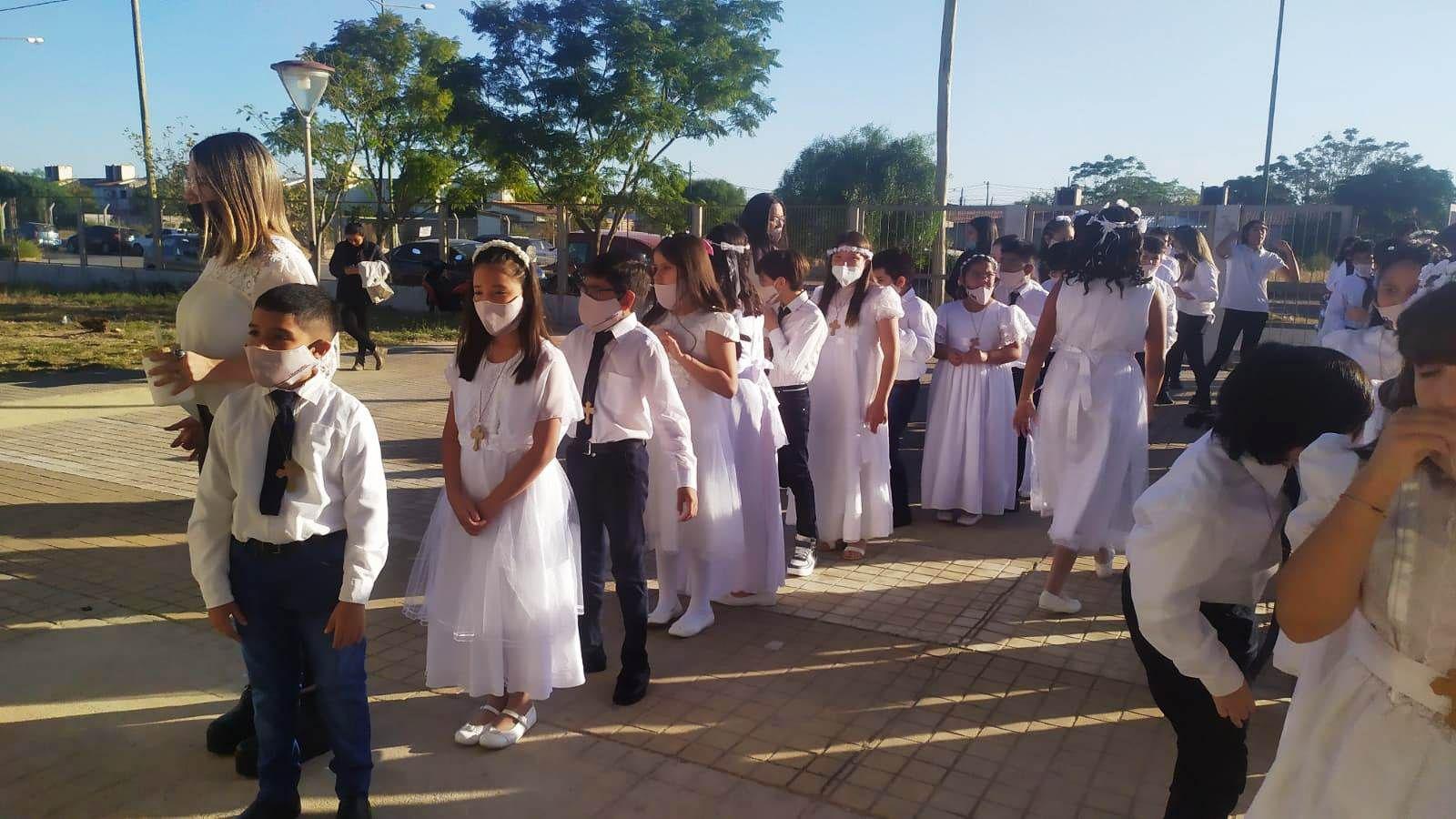 Maacutes de 50 nintildeos recibieron su primera comunioacuten en la Parroquia San Juan Diego