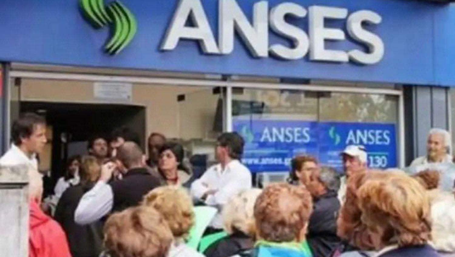 ldquoLa caiacuteda de haberes lleva a que ser jubilado y ser pobre sea lo mismordquo