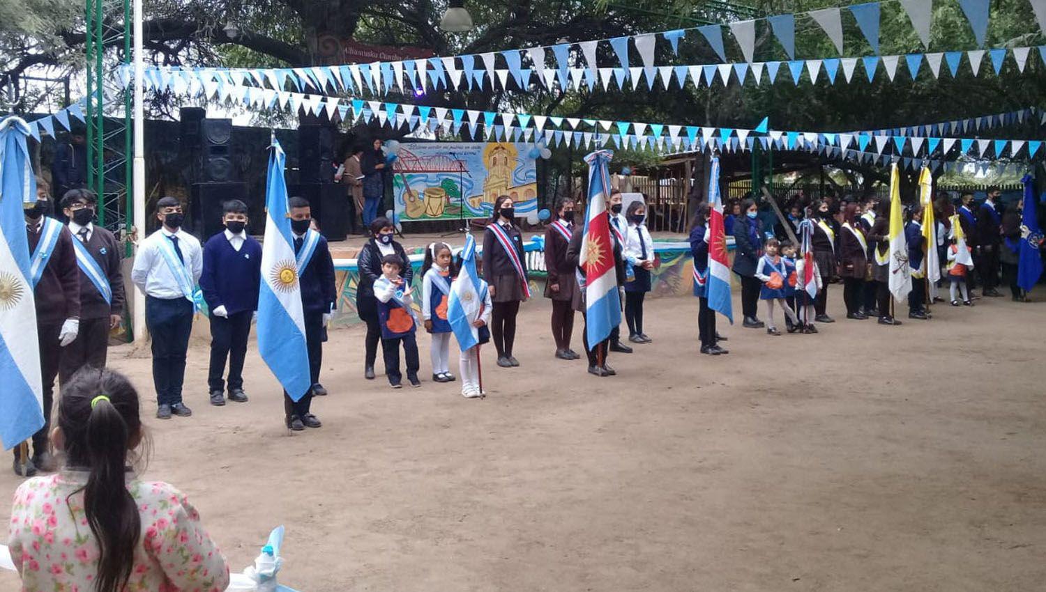 Alumnos celebraron el Diacutea de la Patria en el Patio del Indio Froilaacuten