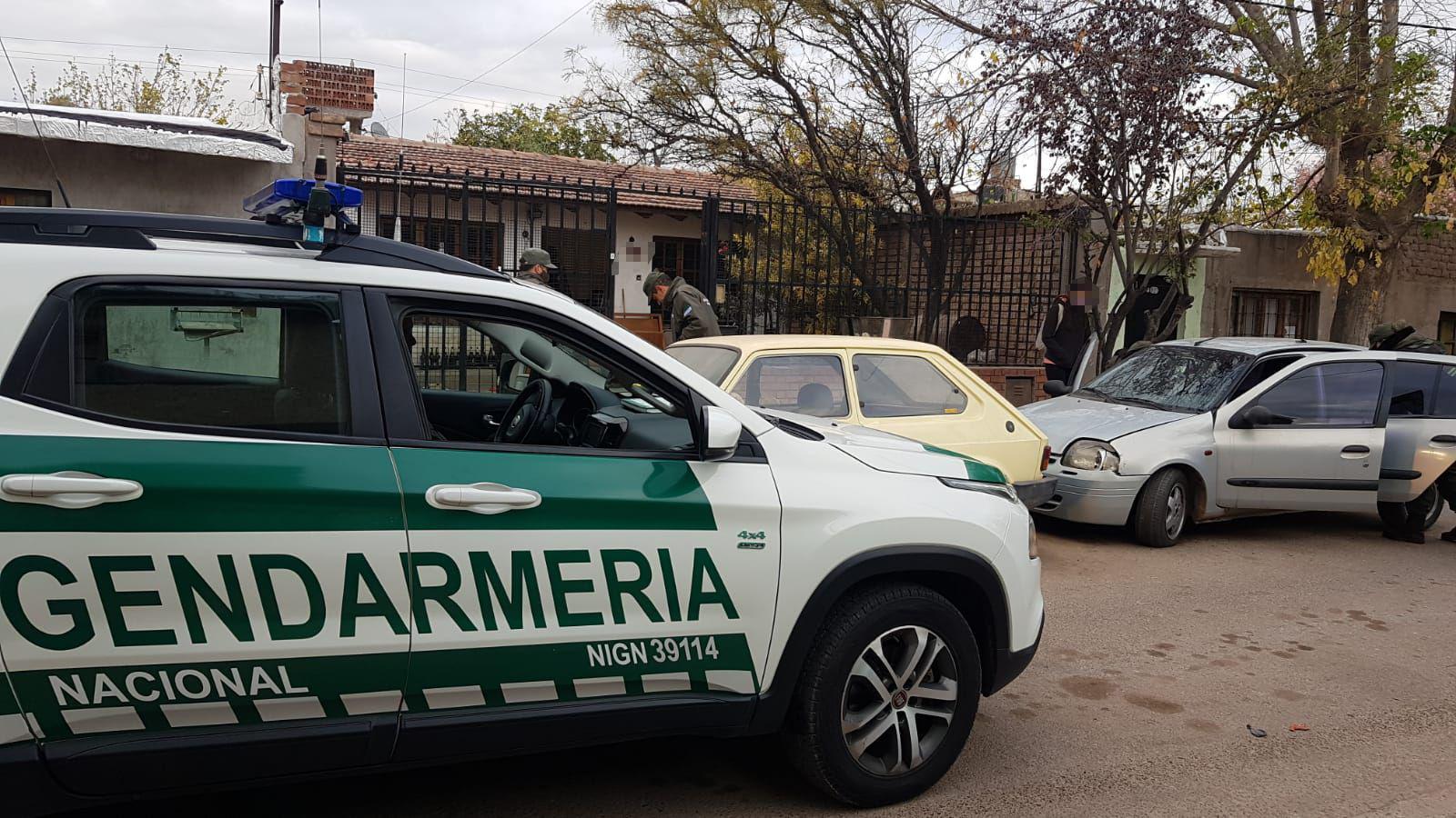 El can Pila halloacute droga dentro de un tacho de enduido- hay una pareja detenida
