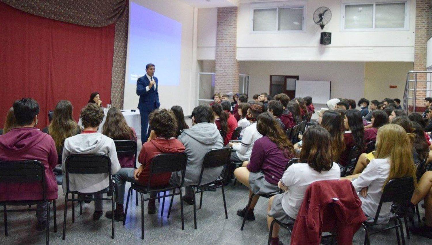 Se dictaron charlas en colegios sobre el conflicto en Europa