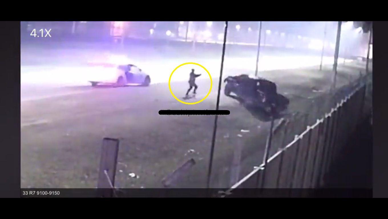 Brutal video- la policiacutea baleoacute a un joven que cruzoacute un semaacuteforo en rojo