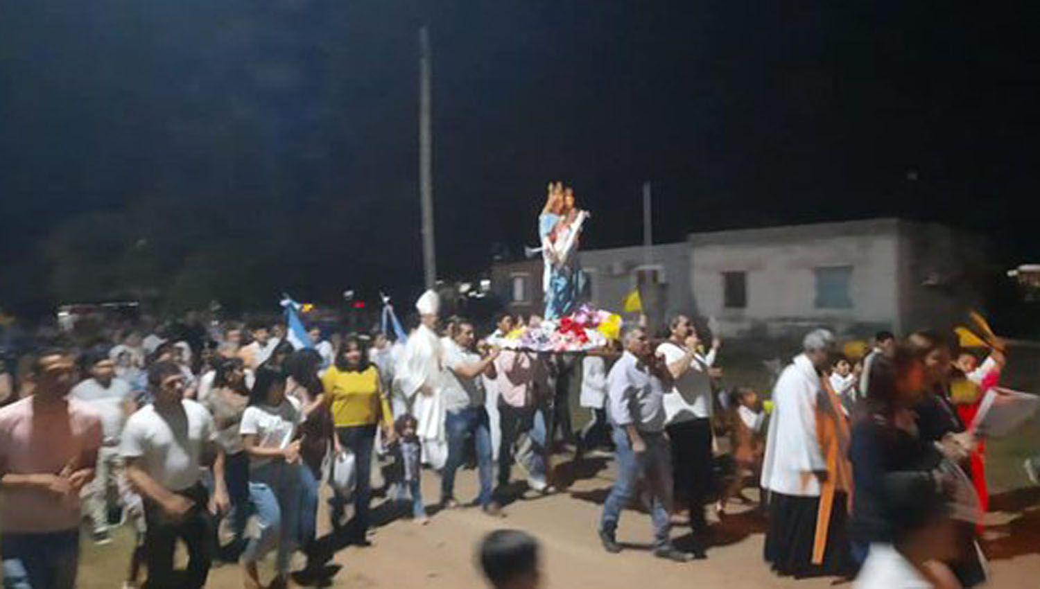 Una multitud participoacute de las fiestas patronales de la localidad Averiacuteas