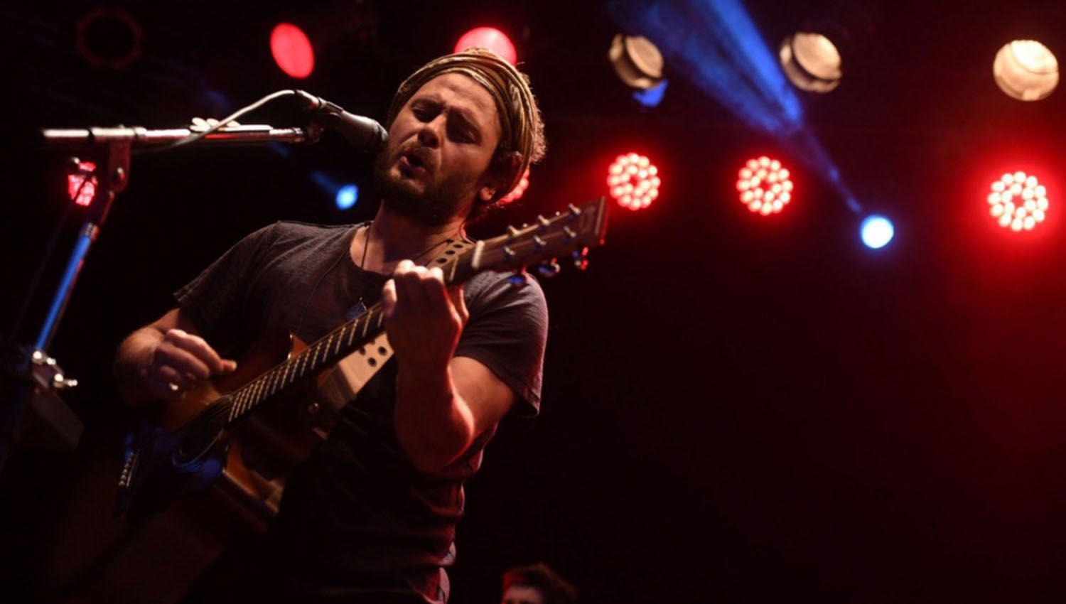 Raly monta su propia carpa con canciones