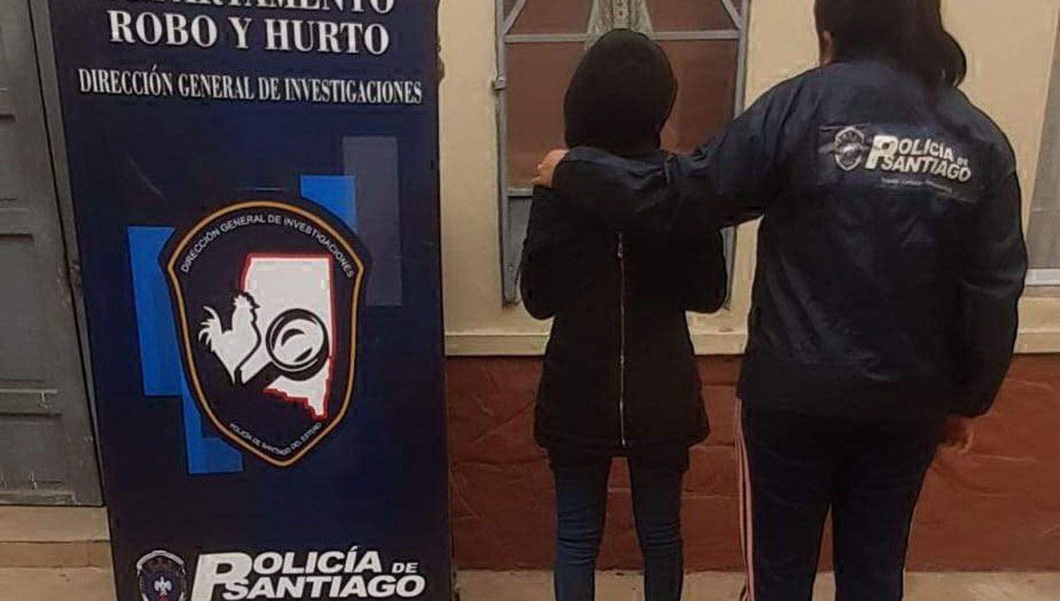 Una adolescente salioacute libre y a los 20 minutos roboacute 30 mil y un celular