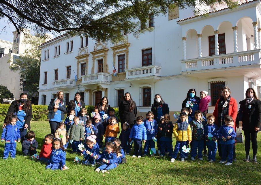 FOTOS  Alumnos del jardiacuten de infantes Bilinguumle Bicultural Dante Alighieri visitaron Casa de Gobierno