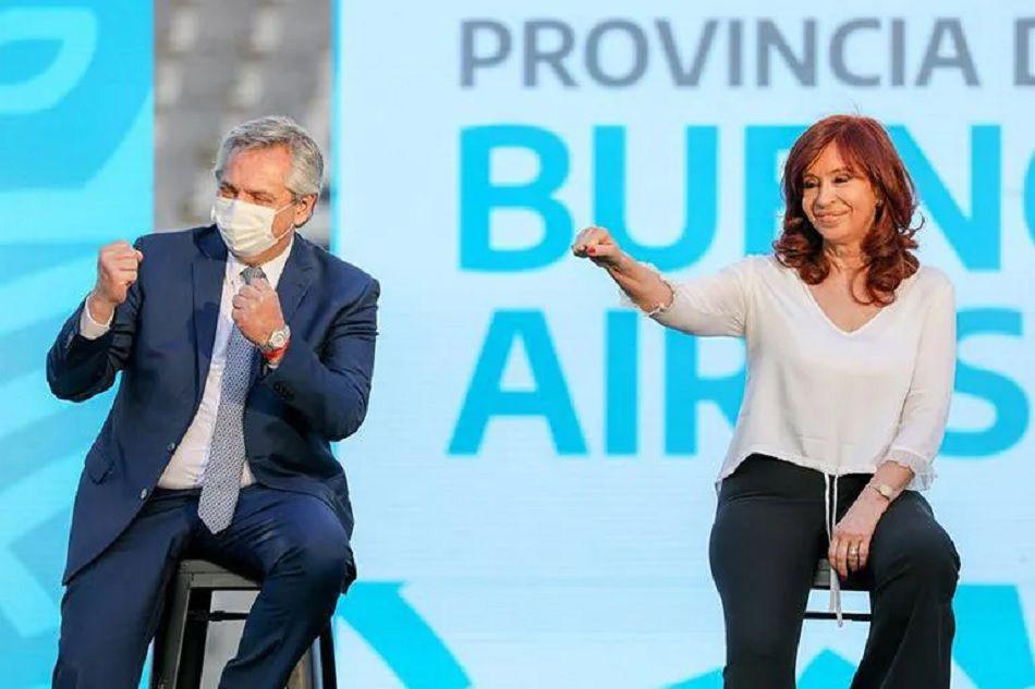 Alberto Fernaacutendez y Cristina Kirchner buscan generar una imagen de unidad y encabezan un acto en YPF