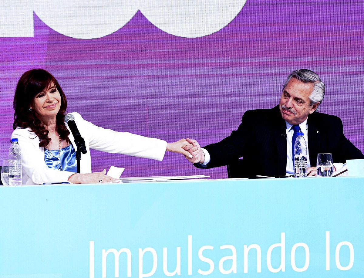 Cristina Kirchner le dijo a Alberto Fernaacutendez- ldquoTe pido que uses la lapicerardquo
