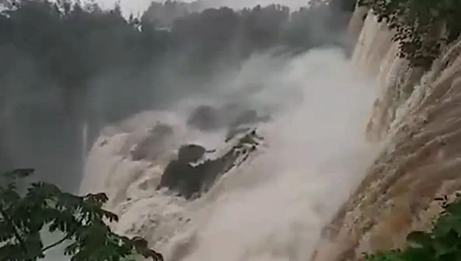 VIDEO  impresionante desborde por la creciente del riacuteo Iguazuacute
