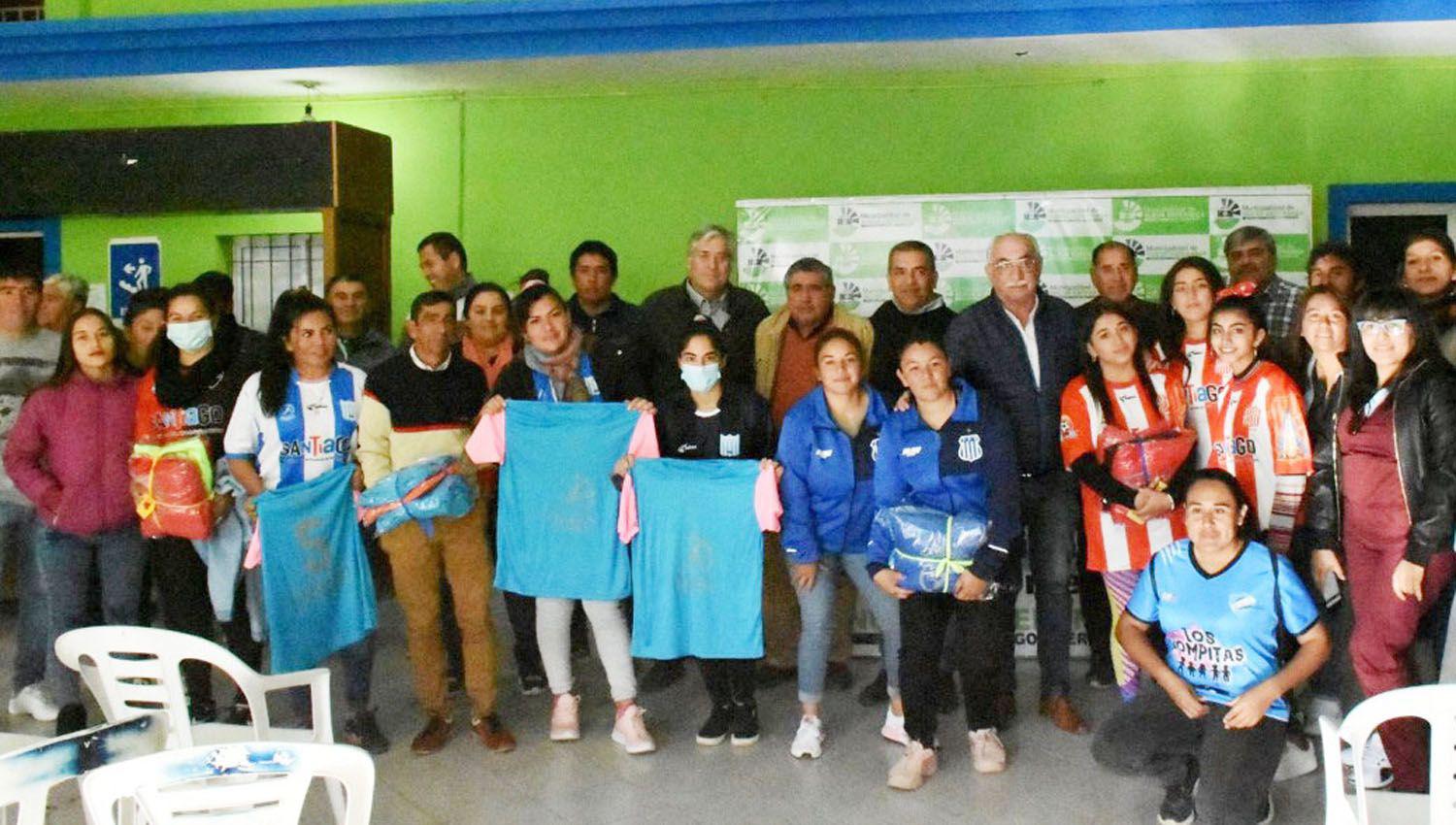 Entregan indumentaria a los equipos de fuacutetbol femenino del Dpto Pellegrini
