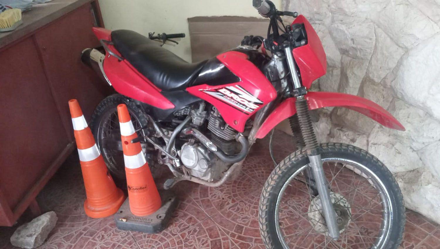 Desarticulan un grupo de motochorros que asaltoacute a una adolescente con una punta y le roboacute el celular