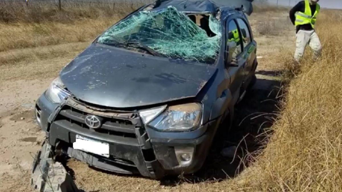 Un policiacutea se salvoacute de milagro tras volcar con su auto nuevo que quedoacute completamente destruido