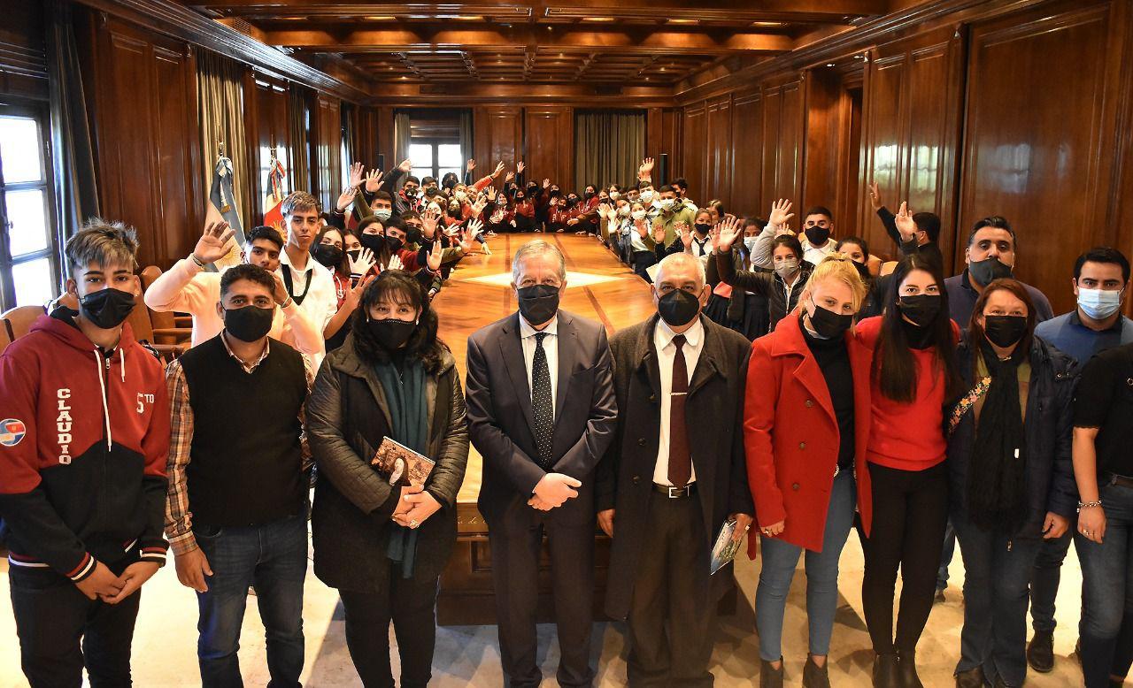 Alumnos del Colegio Secundario de La Cantildeada y Colonia San Juan visitaron Casa de Gobierno