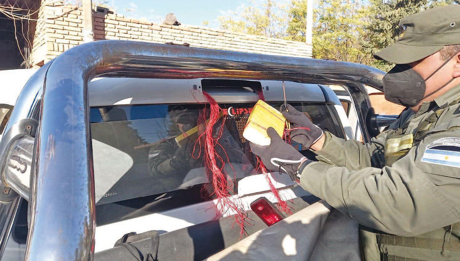 Interceptan casi 30 kilos de cocaiacutena que veniacutean a Santiago del Estero- hay dos detenidos