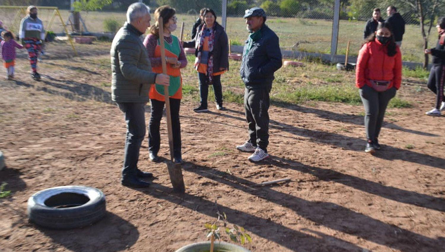 Heacutector Ibaacutentildeez nintildeos del Chantildearcito y obreros plantaron aacuterboles