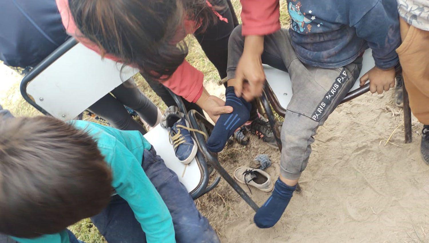 Puentes Solidarios distribuye calzados ropa y alimentos en La Tijera