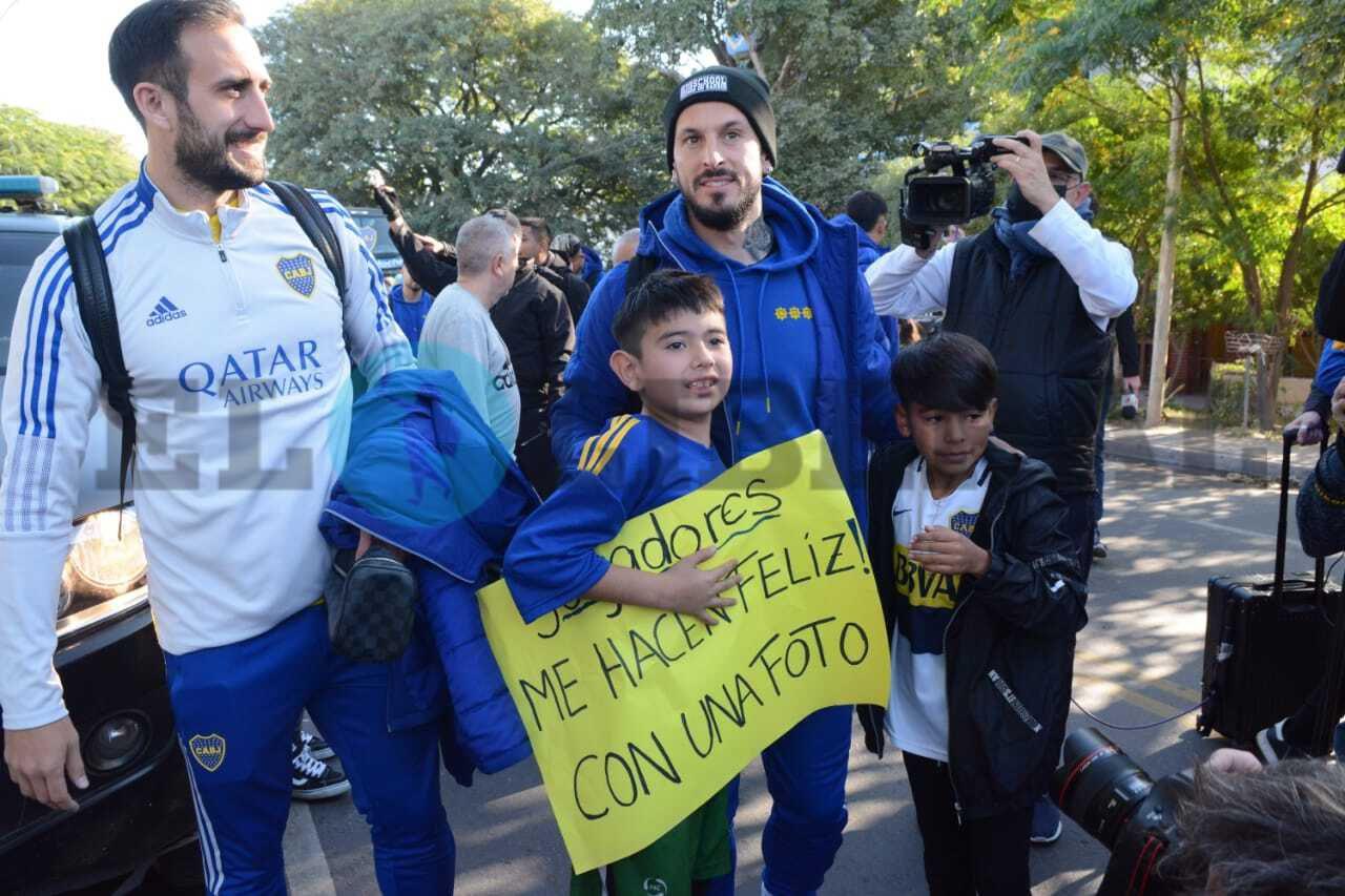 FOTOS  Locura xeneize en Santiago por la llegada de Boca a la provincia