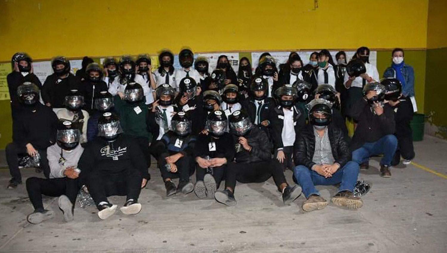 Alumnos de la ldquoCiudad de la Amistadrdquo recibieron cascos para motocicletas