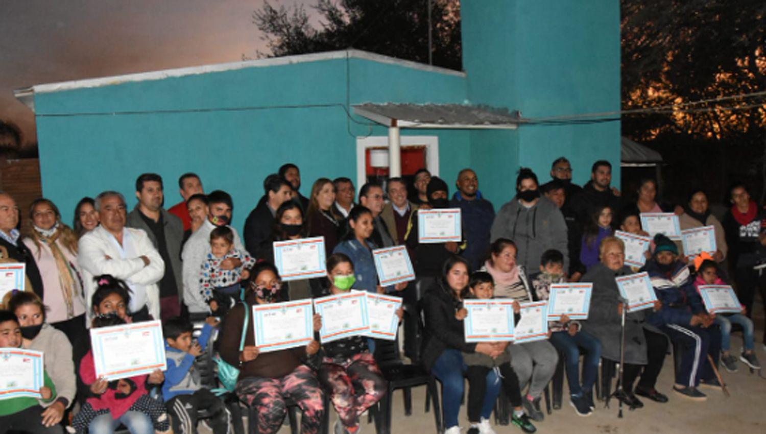 El Gobierno de la Provincia entregoacute viviendas sociales a 25 familias en Vinaraacute