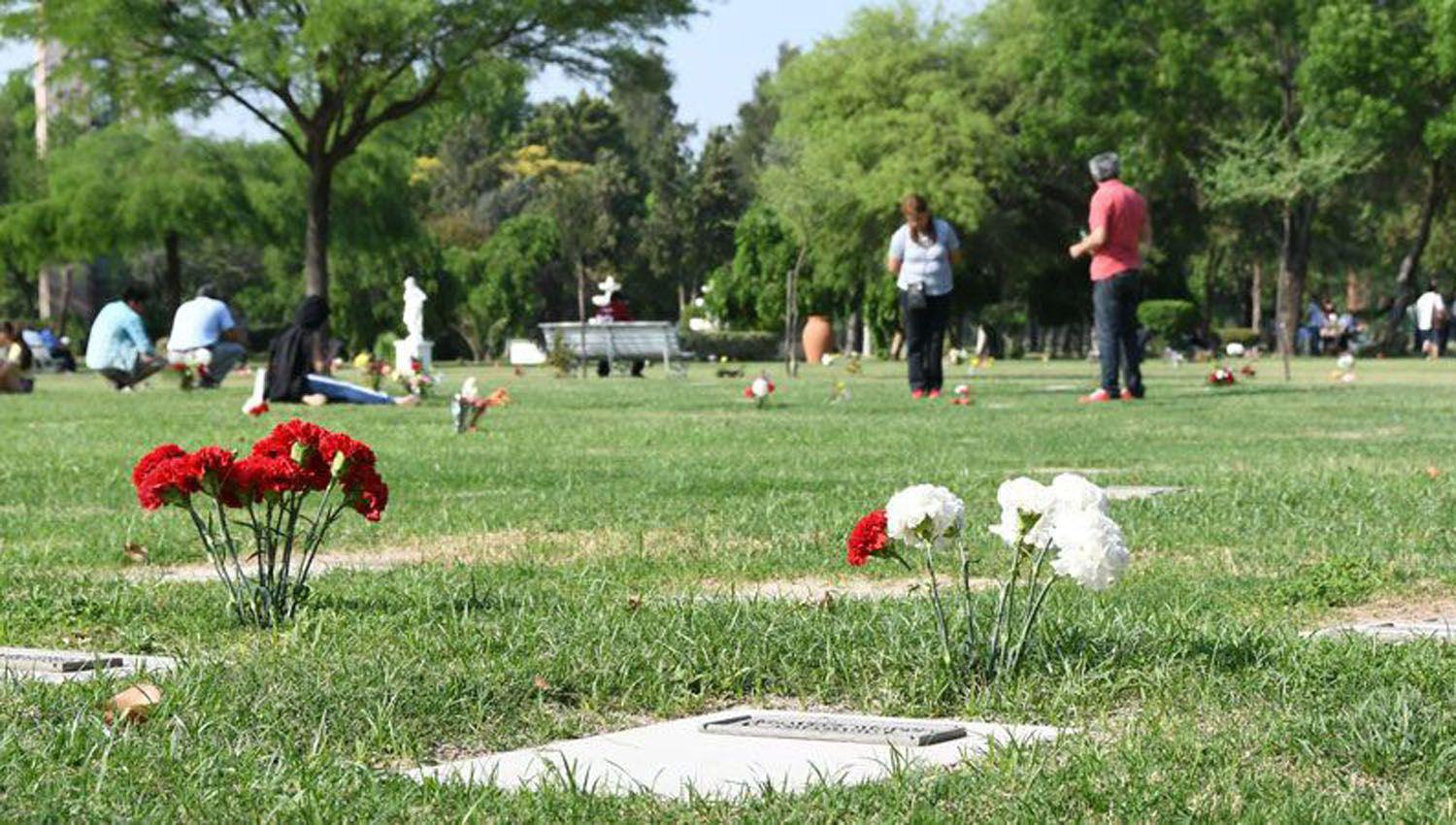 El cementerio Parque de la Paz abriraacute sus puertas de 8 a 18 y el domingo se oficiaraacute una misa en su capilla