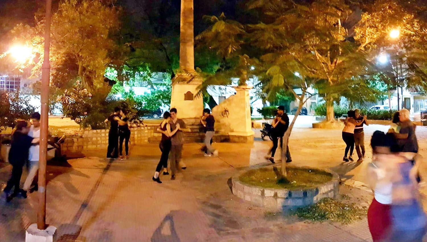 Hasta fines de junio dictaraacuten clases gratuitas de tango en la plaza Lugones