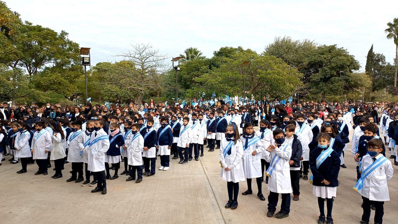 Maacutes de 400 alumnos de la Escuela Normal realizaron la promesa de lealtad a la Bandera