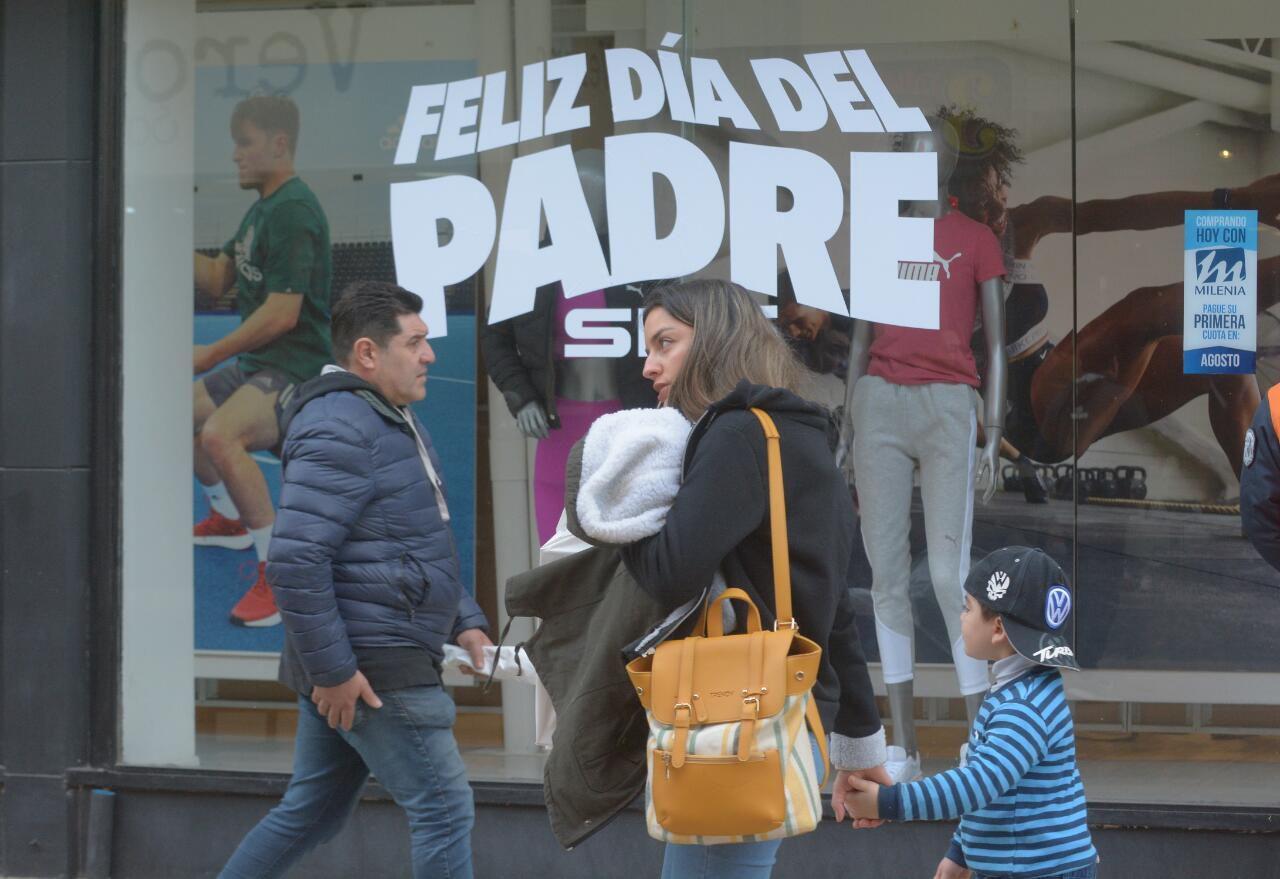 Saacutebado con ventas altas y mucho movimiento turiacutestico en Santiago en la previa al Diacutea del Padre
