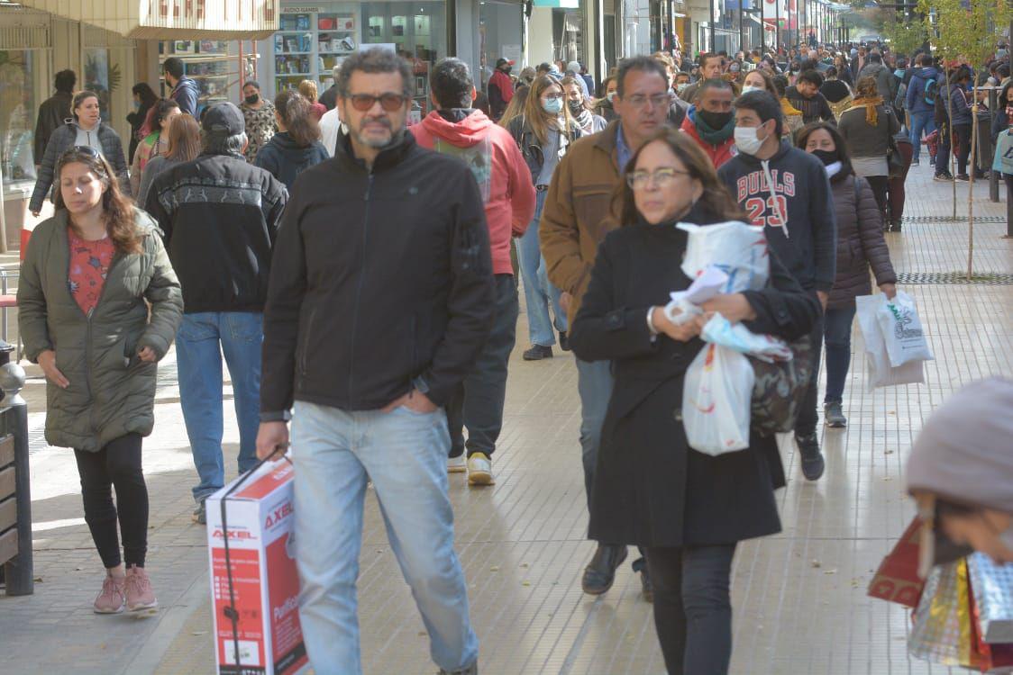 Saacutebado con ventas altas y mucho movimiento turiacutestico en Santiago en la previa al Diacutea del Padre