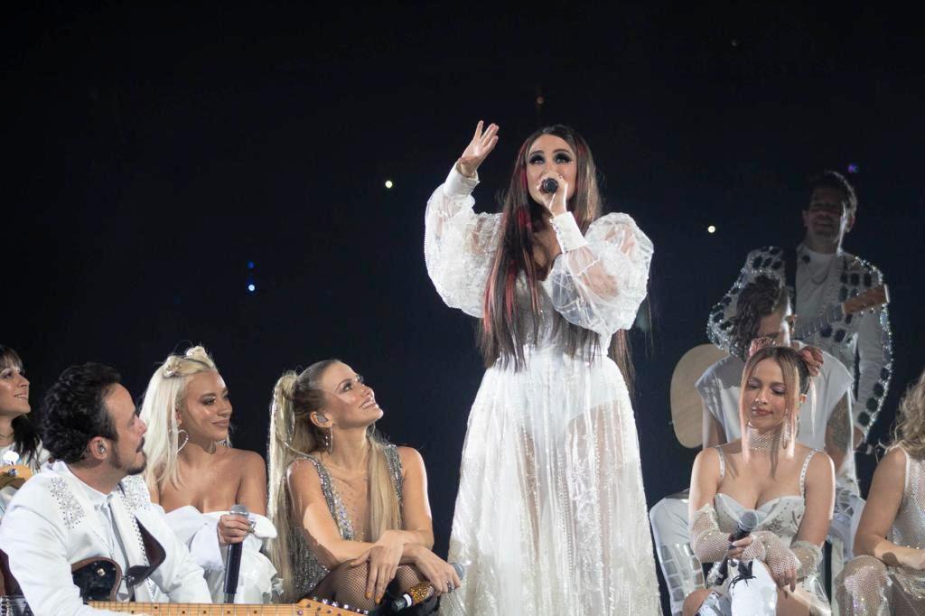 Dulce Mariacutea cantante y actriz mexicana es pasioacuten de multitudes en las redes al superar los 30 millones de views