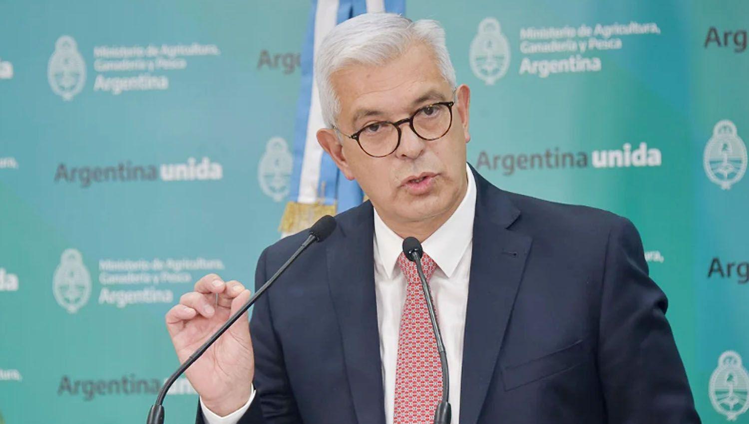 ldquoNo va a faltar el gasoil para la siembra ni para la cosechardquo afirmoacute Domiacutenguez