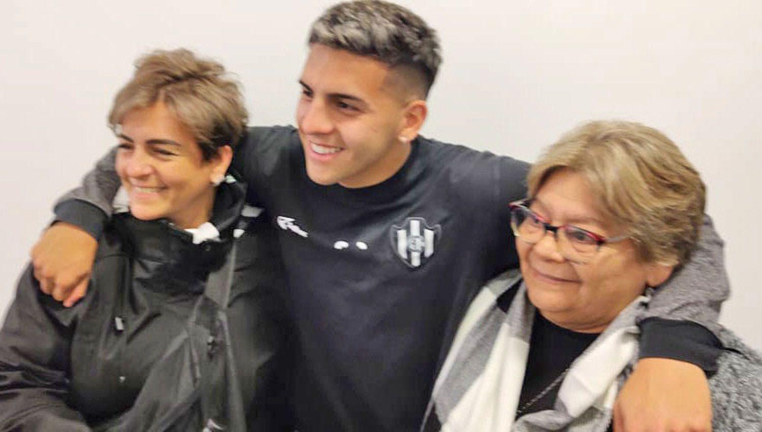 Loacutepez Muntildeoz y un regalo para su abuela Ana Maradona