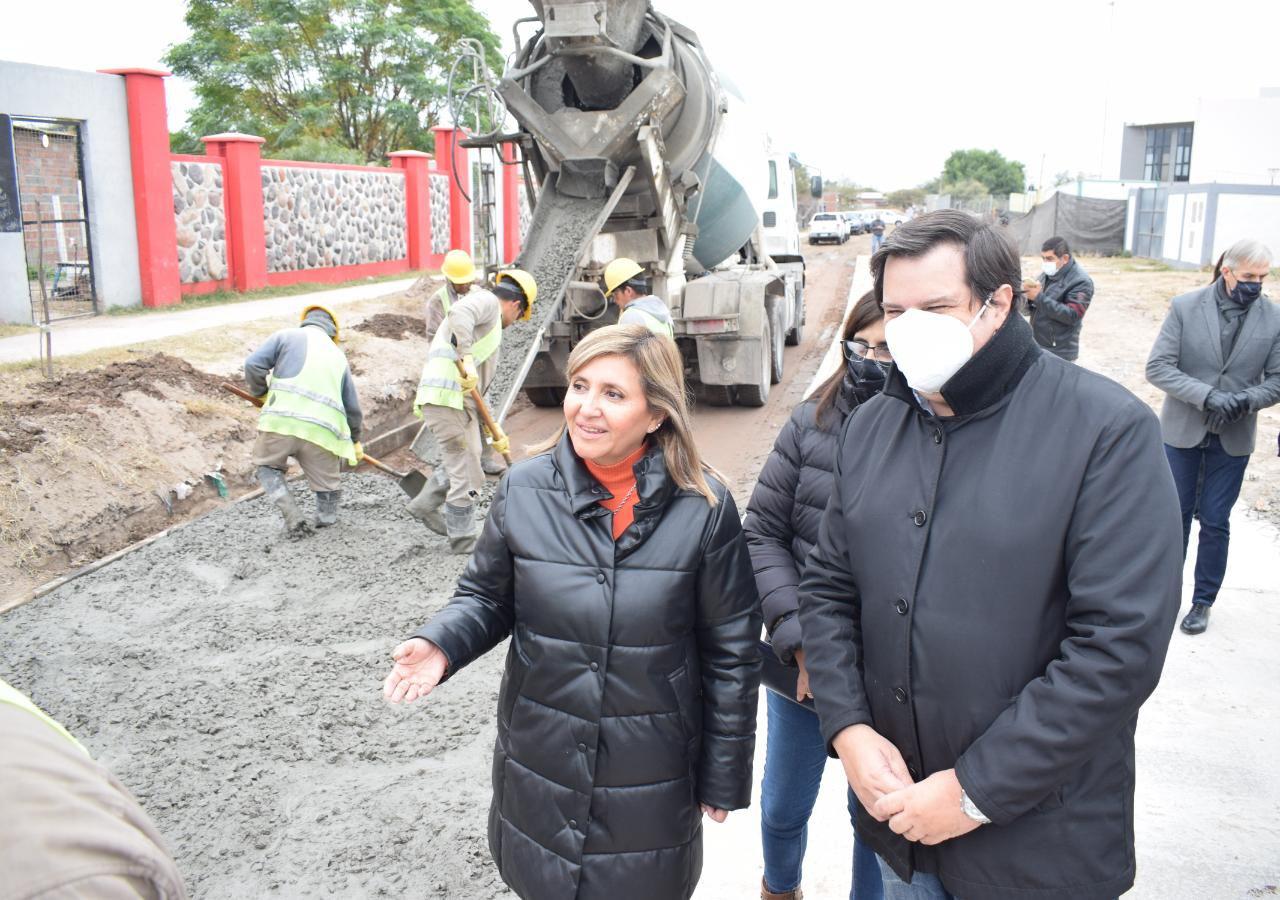 La intendente Fuentes y el titular del IPVU visitaron la pavimentacioacuten de la colectora de la Costanera Sur