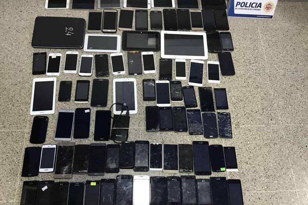 Atrapan a un ladroacuten que teniacutea en su casa 125 celulares desbloqueados para venderlos