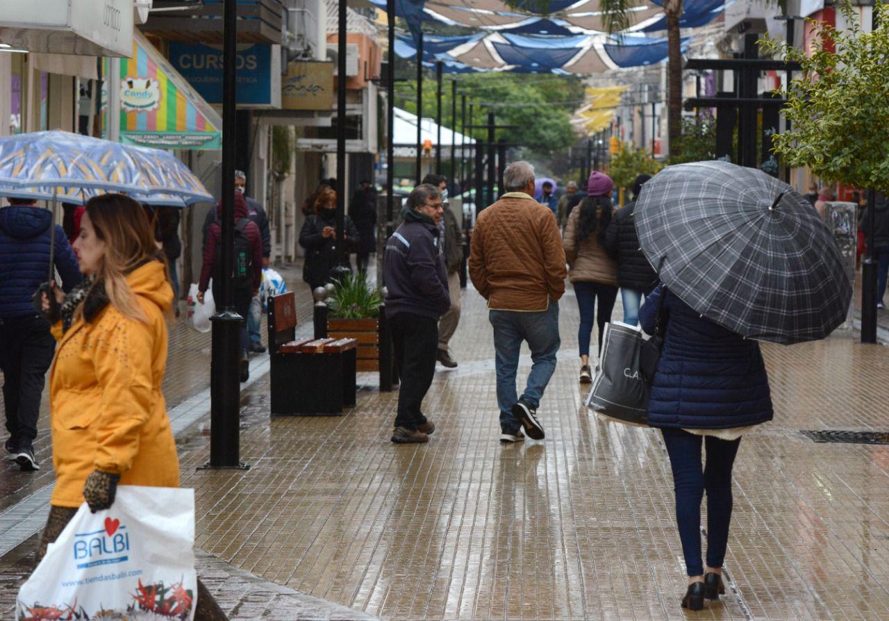 FOTOS  Especial para quedarse en casa- lluvia y mucho friacuteo en este saacutebado santiaguentildeo