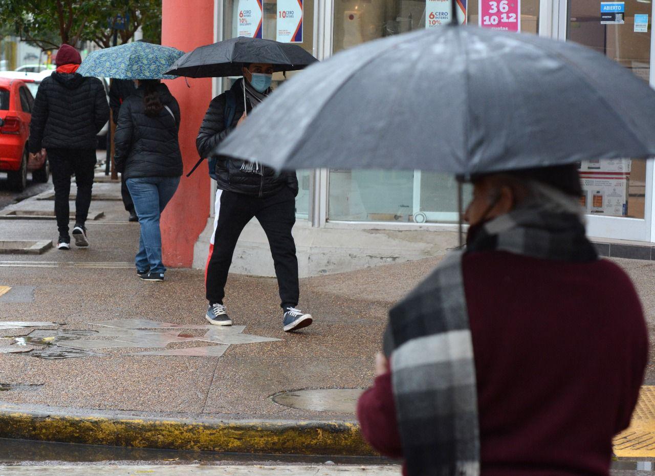 FOTOS  Especial para quedarse en casa- lluvia y mucho friacuteo en este saacutebado santiaguentildeo