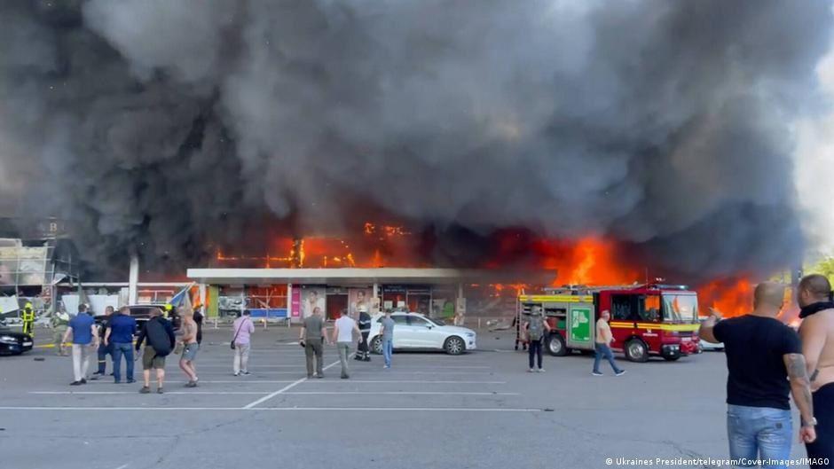 Rusia atacoacute Ucrania con un potente misil- impactoacute en un centro comercial y hubo varios muertos