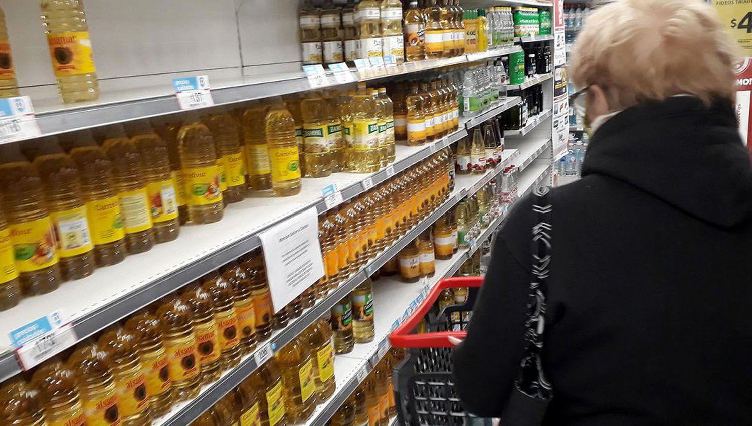 Supermercadistas locales sentildealan que hay desabastecimiento de productos baacutesicos