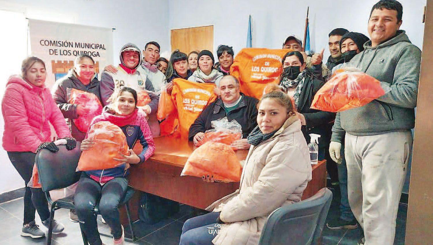 Entregaron indumentaria a personal de la comuna de Los Quiroga