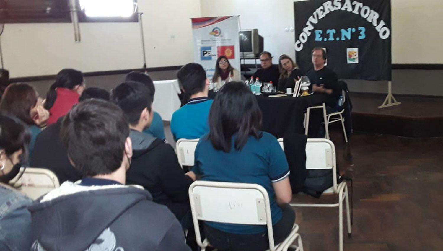 El escritor Martiacuten Kohan ofrecioacute un conversatorio en la Escuela Industrial