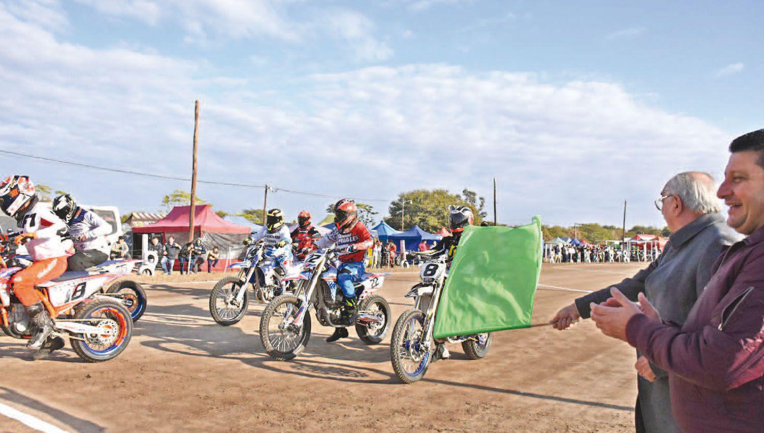 El motociclismo abrioacute su fecha nacional en Forres