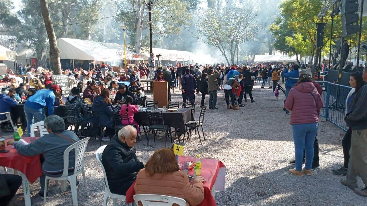 FOTOS  Domingo a pura muacutesica familia y buena comida en la Feria Artesanal