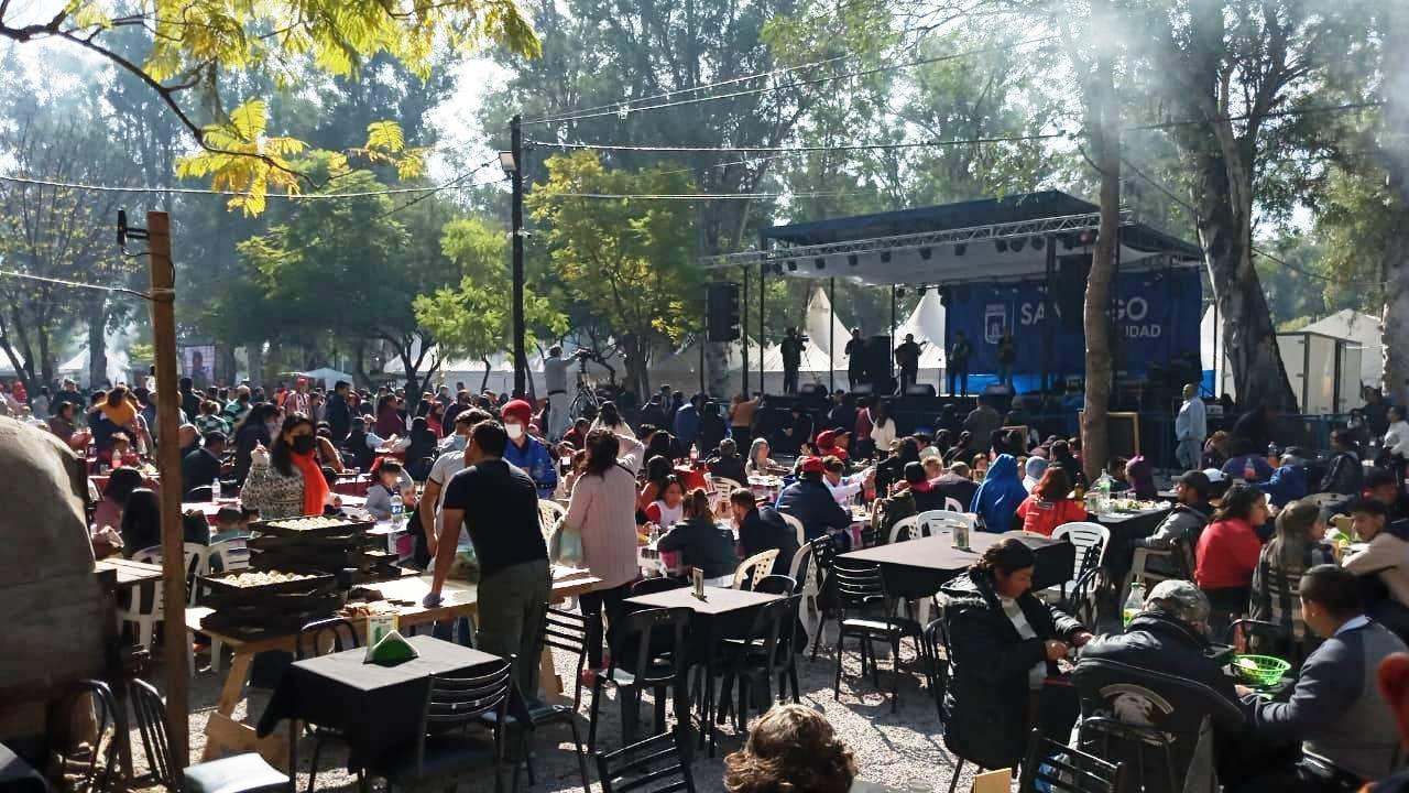 FOTOS Domingo a pura muacutesica familia y buena comida en la Feria Artesanal