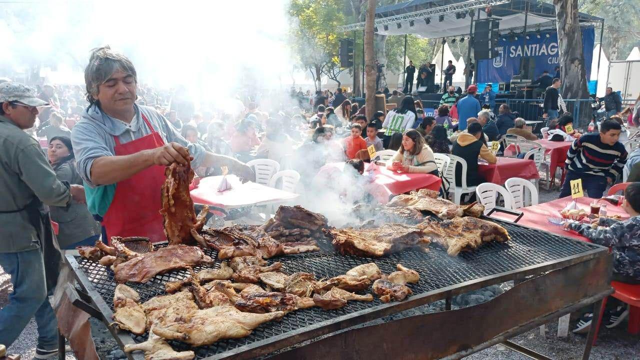 FOTOS  Domingo a pura muacutesica familia y buena comida en la Feria Artesanal