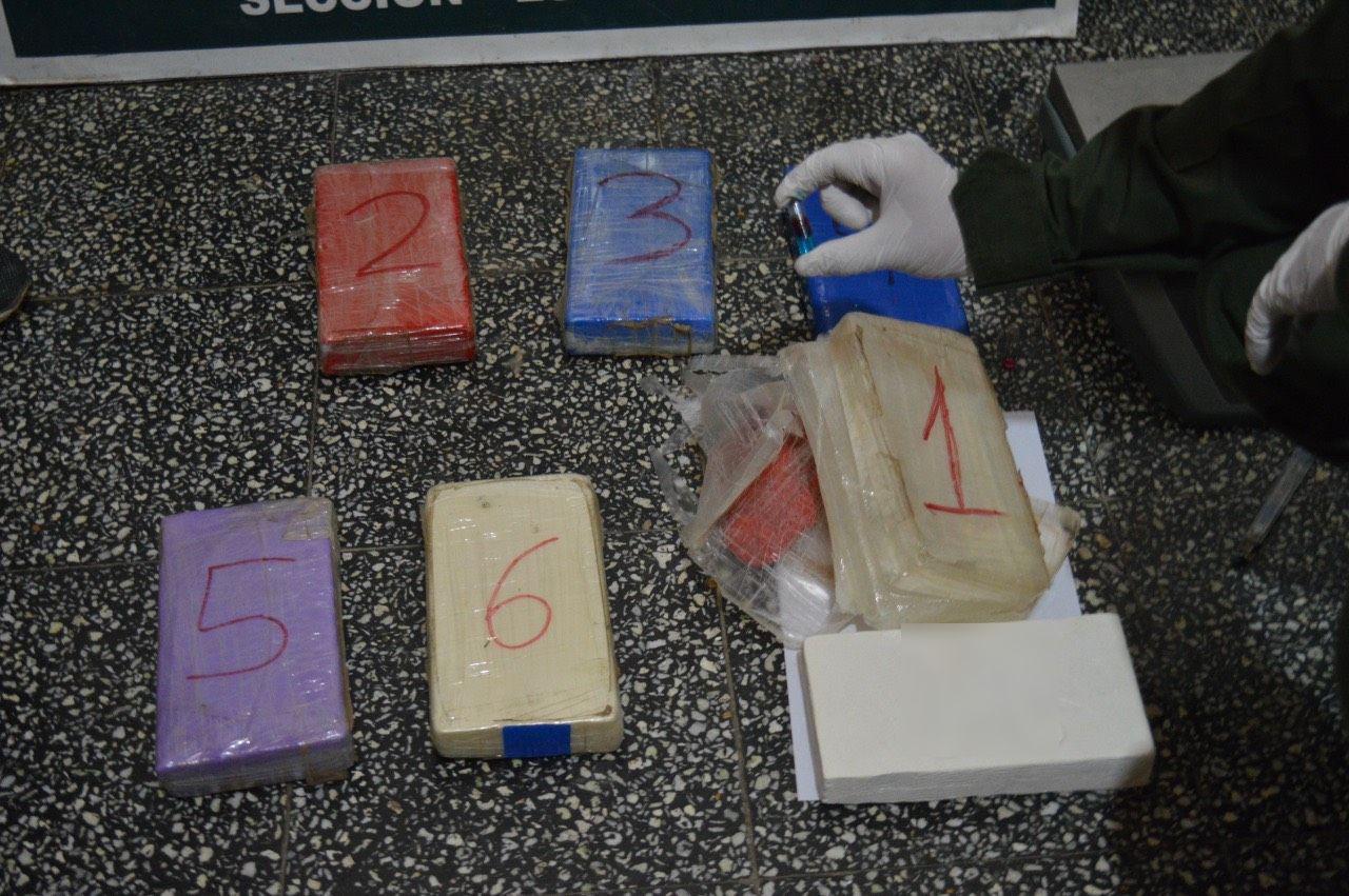 Gendarmeriacutea detecta maacutes de 10 kilos de cocaiacutena ocultos en dos automoacuteviles