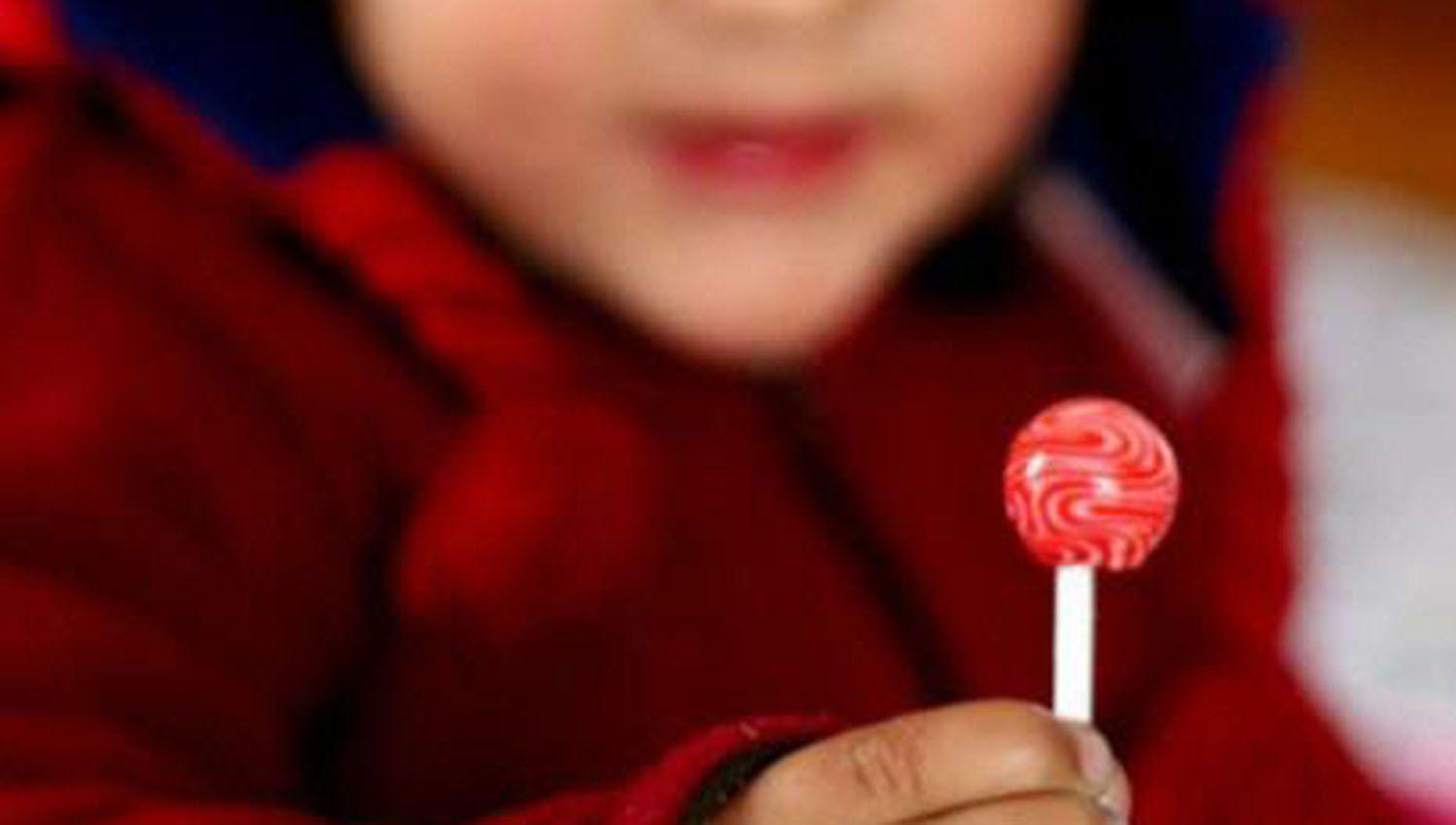 Advierten sobre el riesgo que representa que los nintildeos coman golosinas mientras juegan